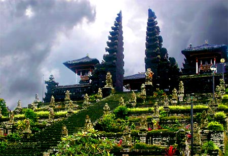 храм в Индонезии
