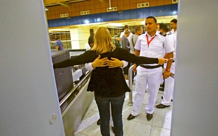 Пограничный досмотр туристов в аэропорту Египта