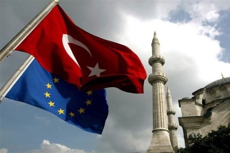Флаги Турции и Евросоюза