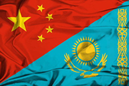 Флаги Китая и Казахстана
