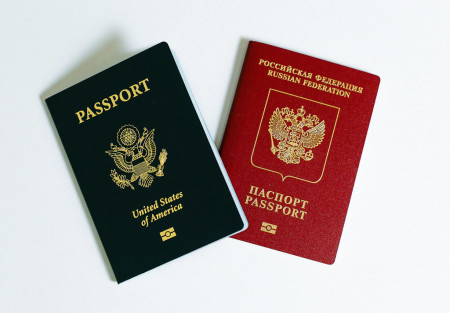 два паспорта России и США