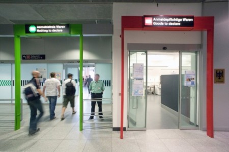 зеленый и красный коридоры в аэропорту 