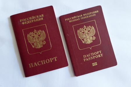 Какие ограничения существуют при наличии загранпаспорта с временной пропиской в России?