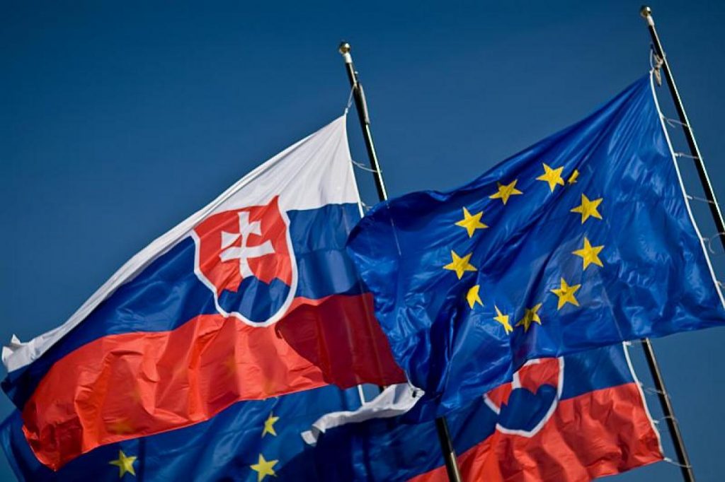 Флаги Словакии и Евросоюза