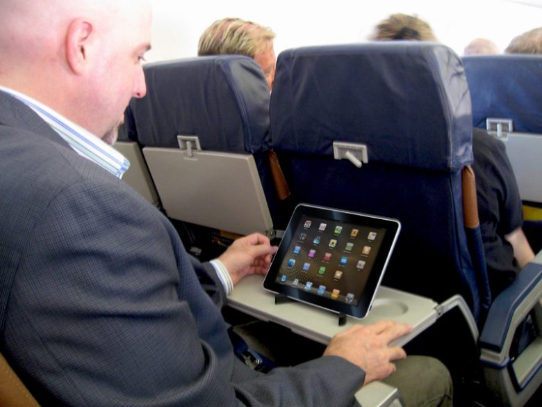 Как зарядить ноутбук в самолете