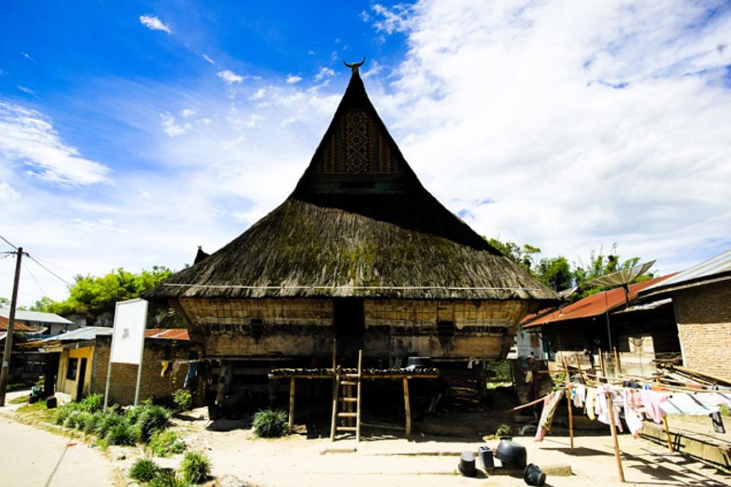 Традиционный батакский дом на острове Самосир, Суматре, Индонезия, Юго-Восточной Азии
