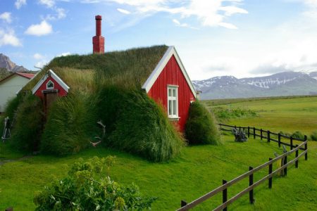 Дома в деревне Скогар на юге Исландии 