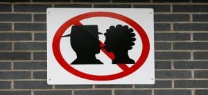 Знак запрещающий целоваться