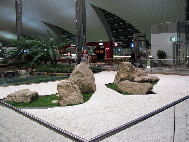 Японский сад камней в аэропорту дубаи