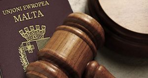 судебный молоток и паспорт Мальты судебный молоток и паспорт Мальты