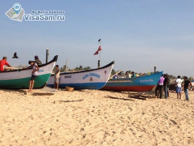 рыбацкие лодки на пляже Арамболь в Гоа в Индии