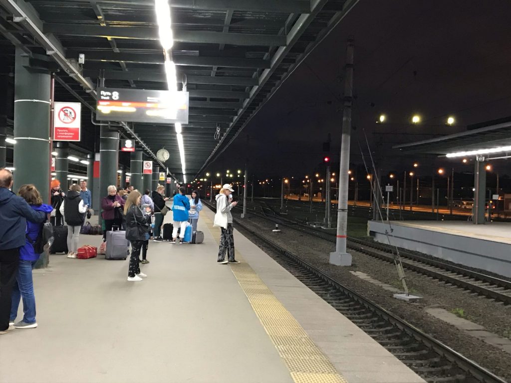 пассажиры ждут поезд на вокзале
