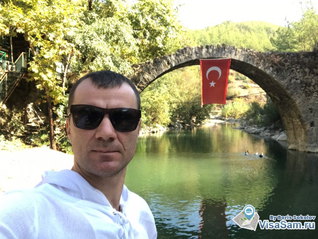 флаг Турции на мосту