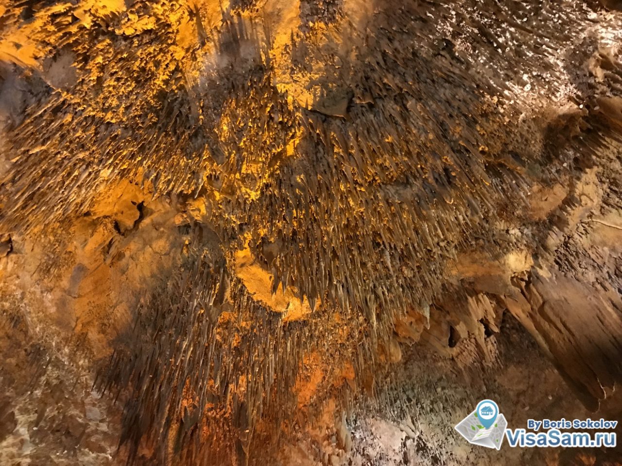 сталактиты и сталагмиты в пещере