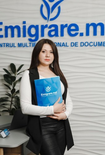 сотрудница компании Emigrare